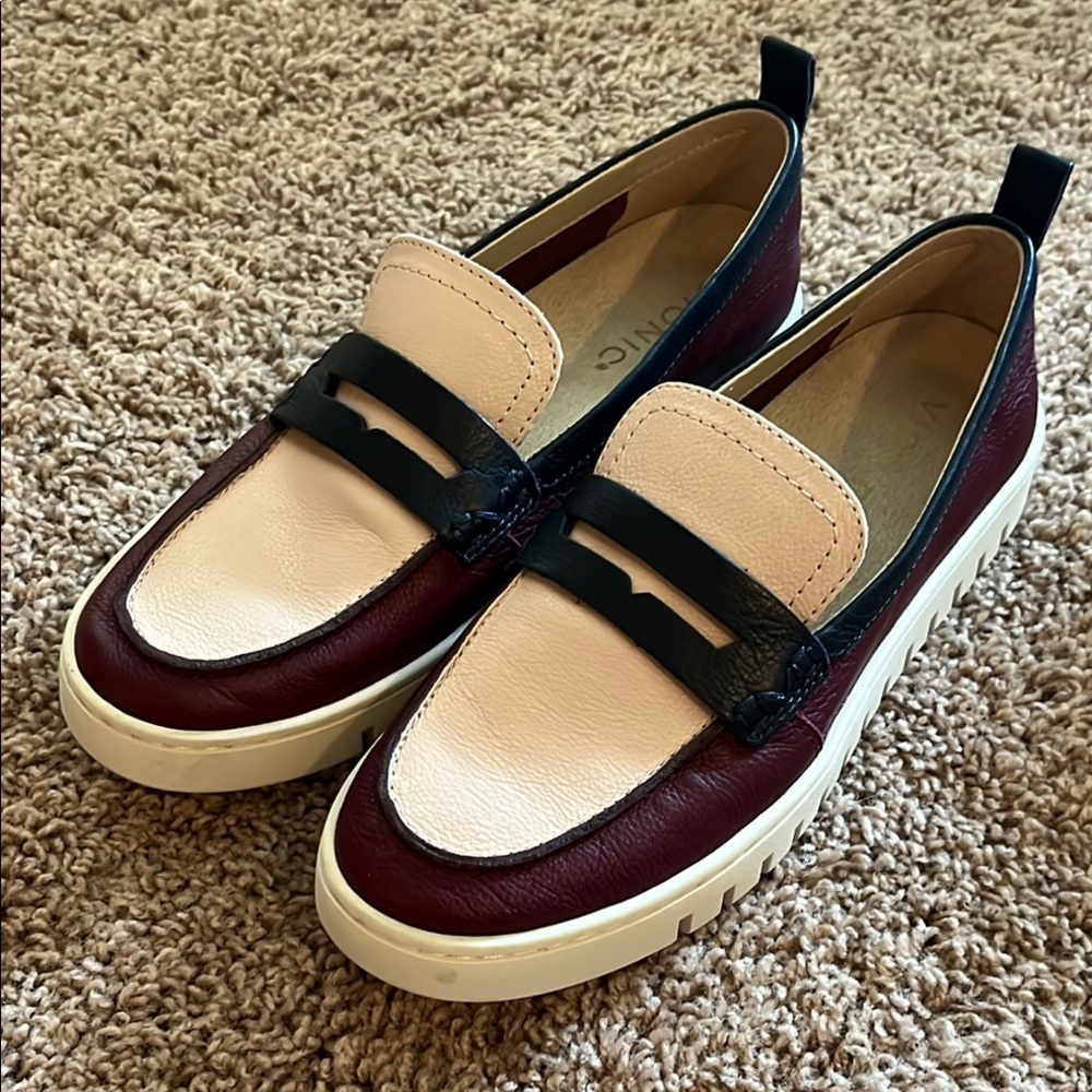 Like new Vionic Uptown loafers
